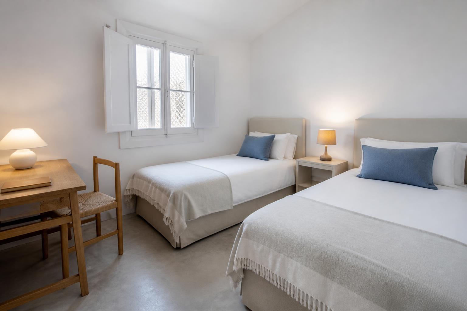 Sovrum tre med två enkelsängar och skrivbord