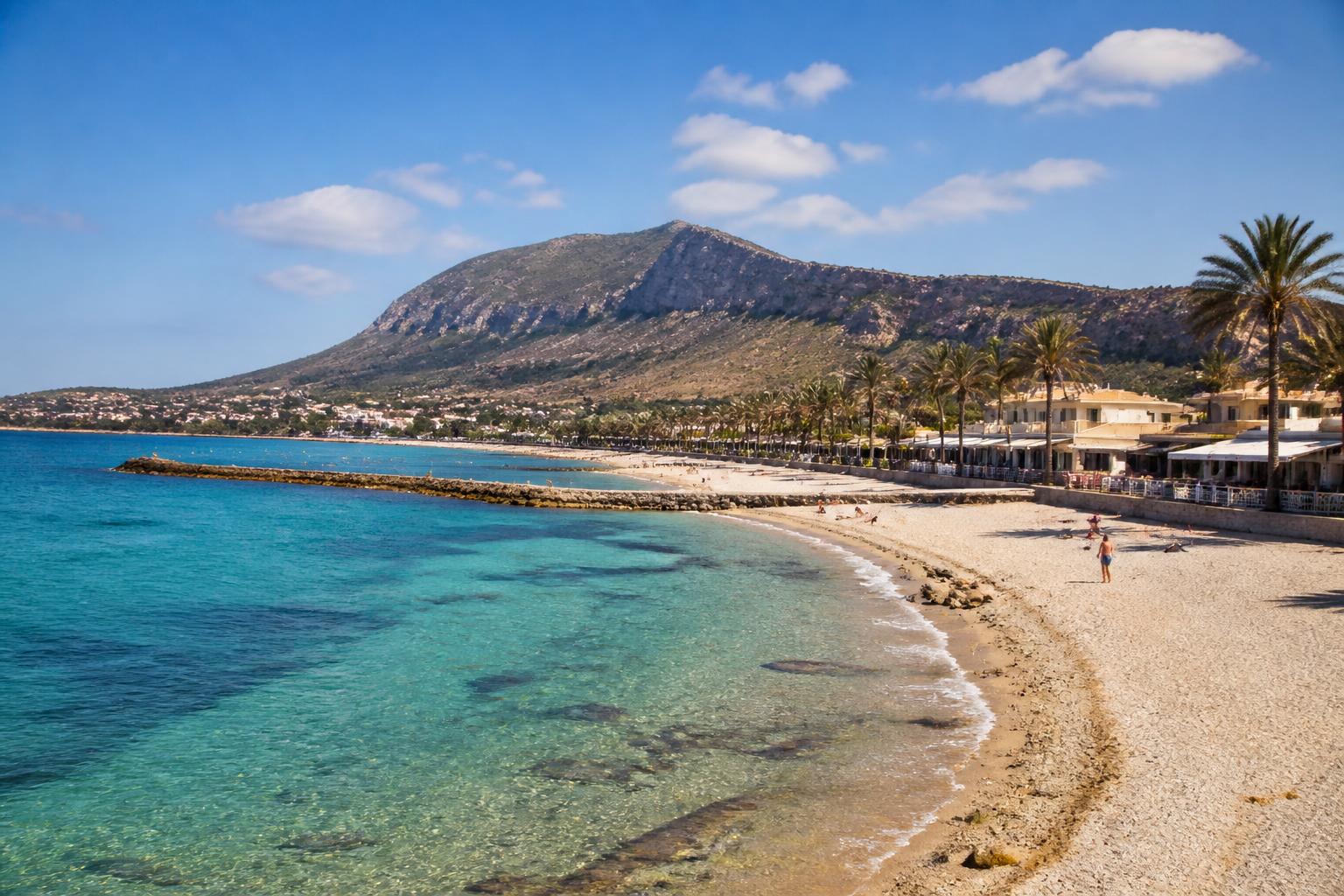 Arenalstranden i Jávea med turkost vatten