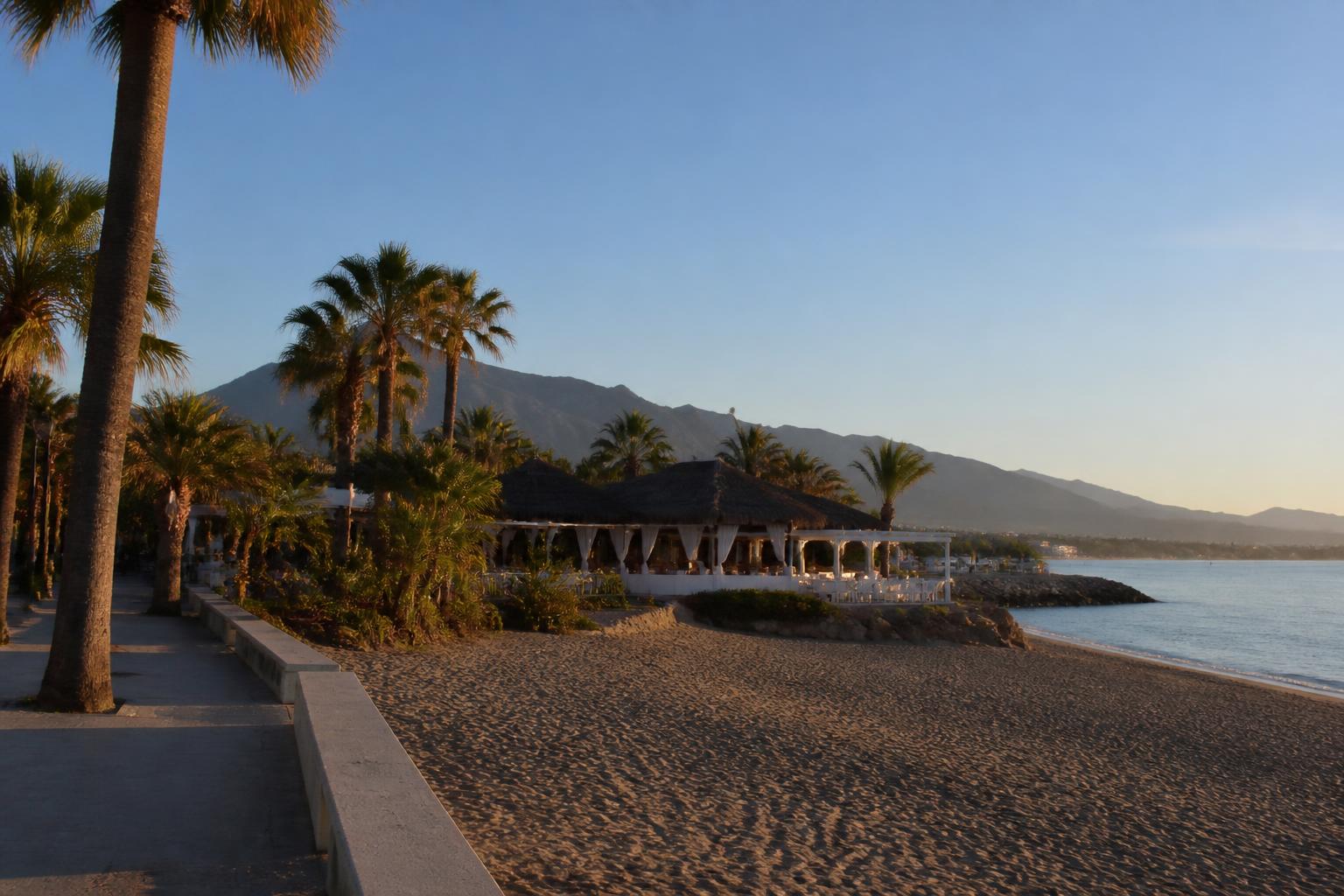 Stranden och strandpromenaden på Golden Mile i Marbella